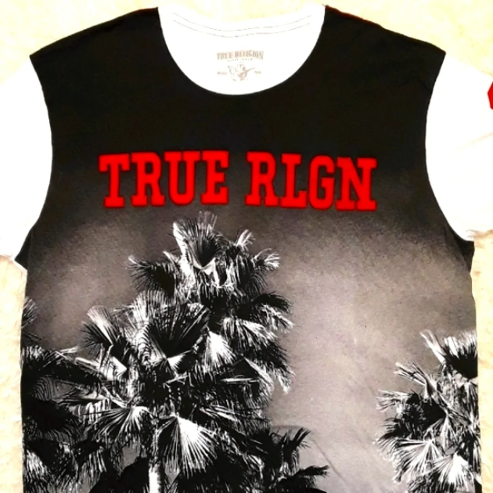 True Religion Graphic White Shortsleeve T-Shirt. Men's Size: Medium. NWOT.